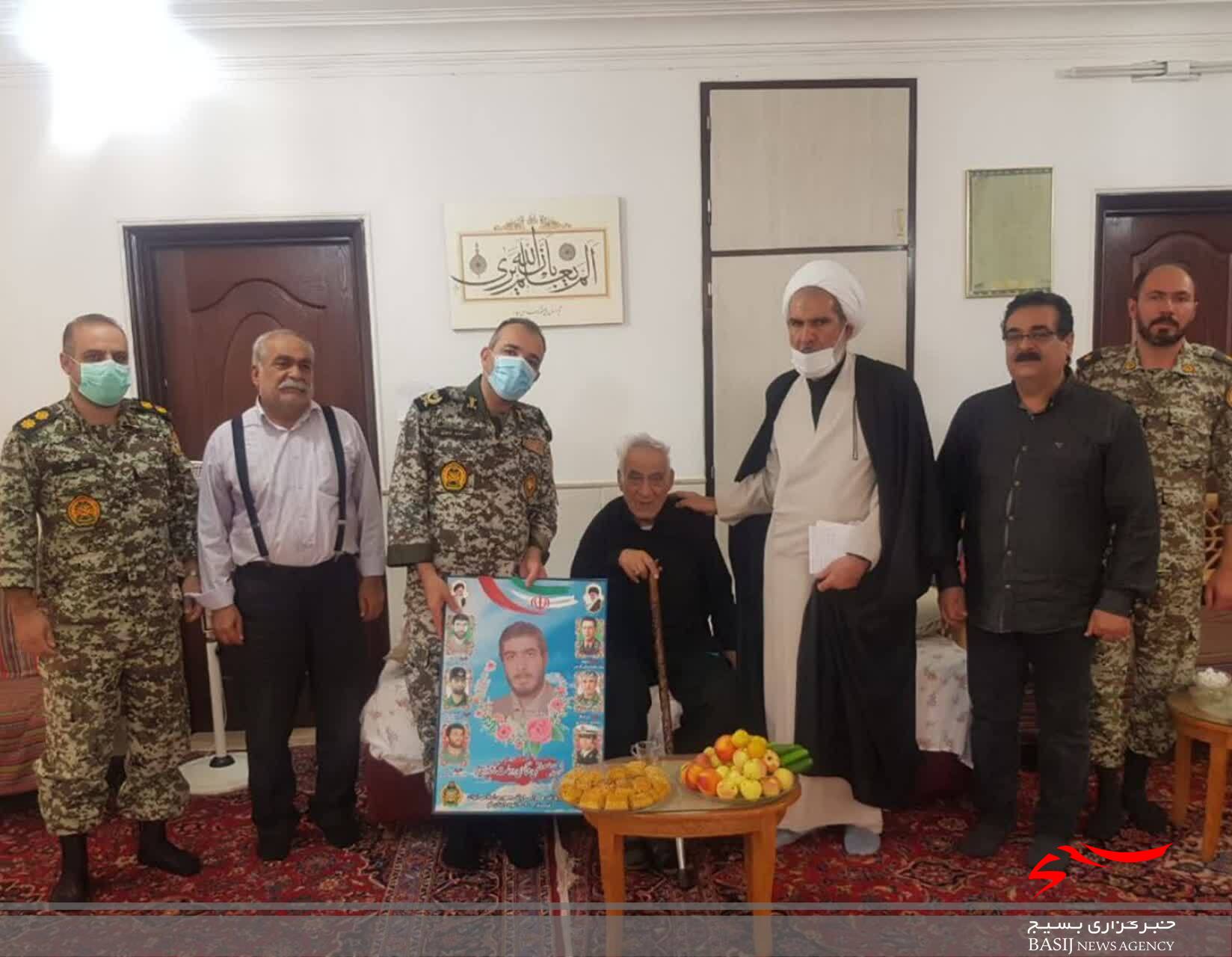 فرماندهان ارشد پدافند هوایی ارتش از ۵۰ خانواده شهید در قم تجلیل کردند