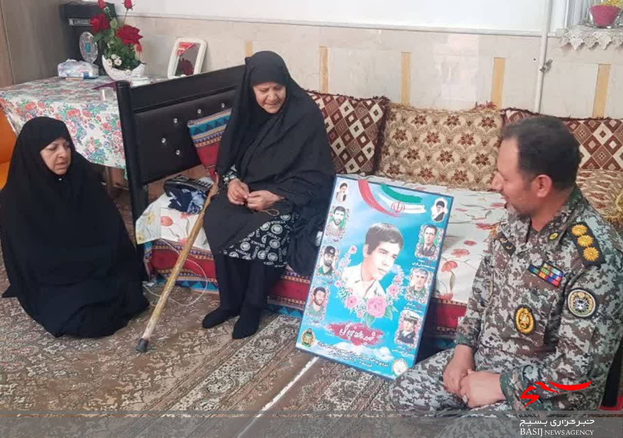 فرماندهان ارشد پدافند هوایی ارتش از ۵۰ خانواده شهید در قم تجلیل کردند