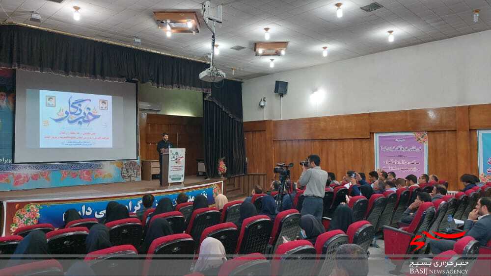 تجلیل آموزش و پرورش از خبرنگاران و برترین های کنکور/ عزت خواه: قلم زدن&zwnj;ها باید بر اساس واقعیت باشد