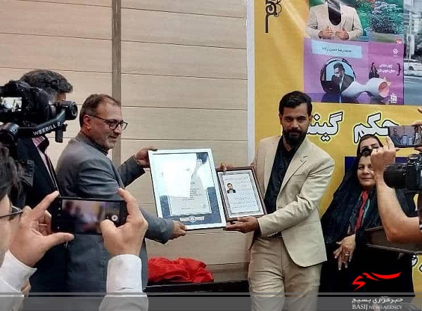 مرد حافظه جهان حکم گینس را به موزه آستان قدس رضوی اهدا کرد