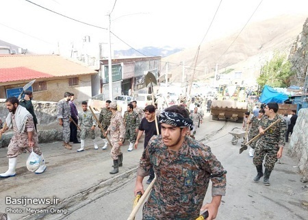 حضور جهادگران بسیجی تهران بزرگ جهت لایروبی و یافتن مفقودین در منطقه امامزاده داوود(ع) تهران