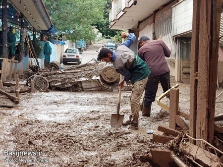 حضور جهادگران بسیجی تهران بزرگ جهت لایروبی و یافتن مفقودین در منطقه امامزاده داوود(ع) تهران