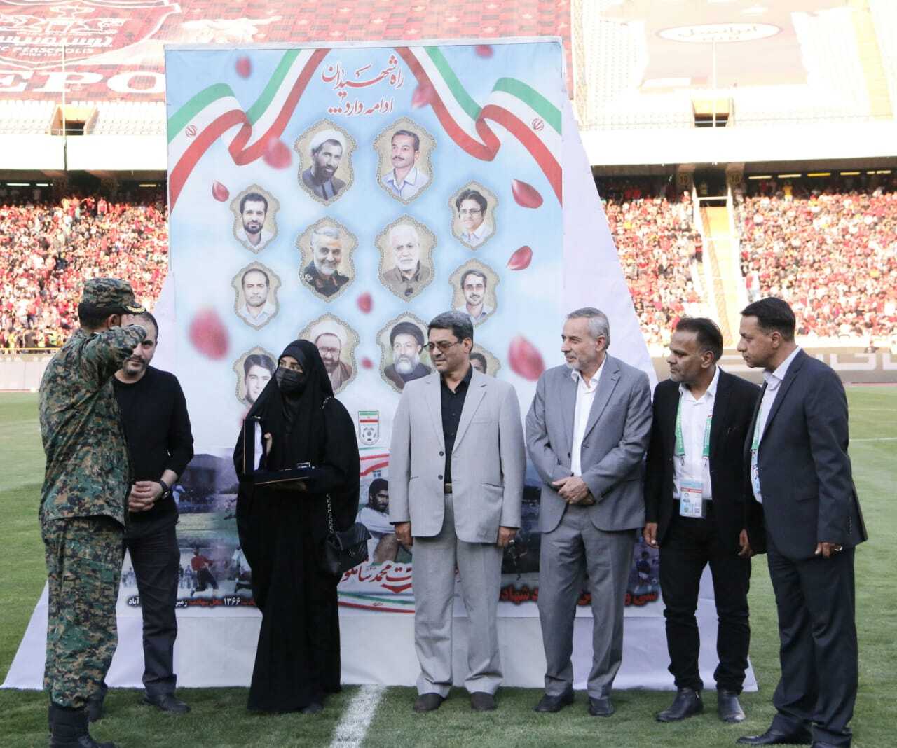 تجلیل از خانواده شهدای ترور مجلس قبل از دیدار پرسپولیس و صنعت نفت تجلیل از خانواده شهدای ترور مجلس قبل از دیدار پرسپولیس و صنعت نفت