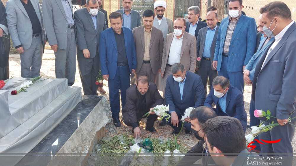 تجدید میثاق مسئولان کهگیلویه وبویراحمد با شهدا در نخستین روز از هفته دولت/ استاندار خطاب به مدیران: در هفته دولت به مردم خدمت&zwnj;رسانی بیشتری ارایه کنید