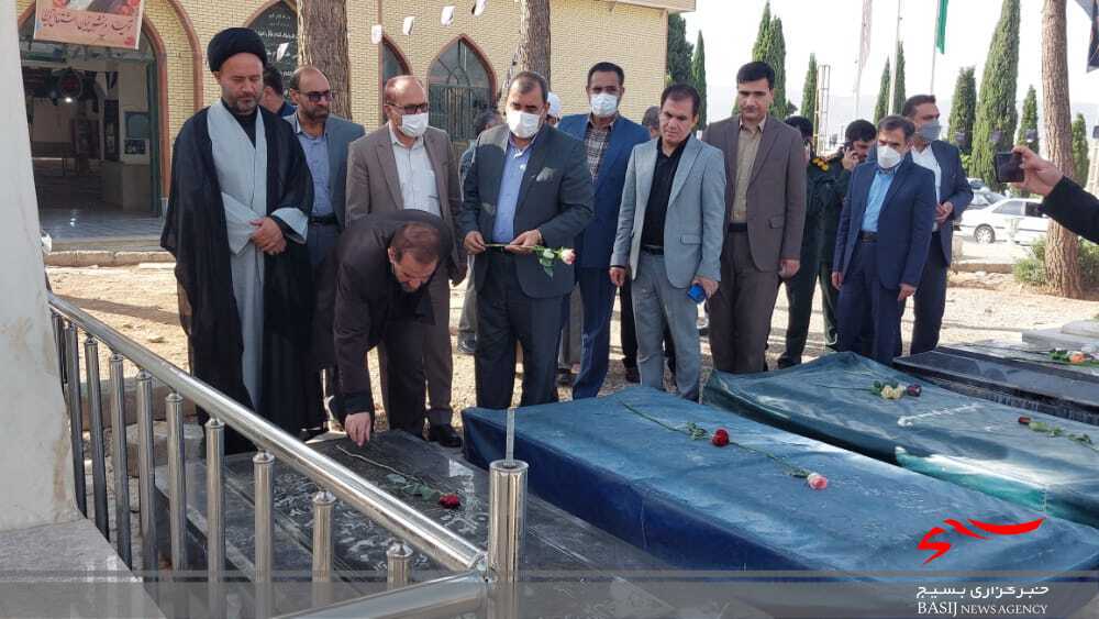 تجدید میثاق مسئولان کهگیلویه وبویراحمد با شهدا در نخستین روز از هفته دولت/ استاندار خطاب به مدیران: در هفته دولت به مردم خدمت&zwnj;رسانی بیشتری ارایه کنید