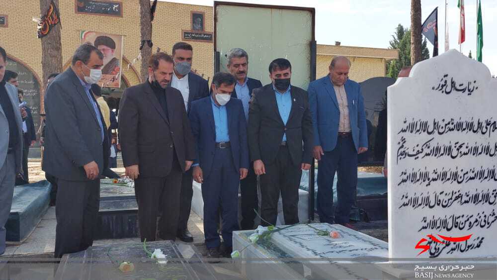 تجدید میثاق مسئولان کهگیلویه وبویراحمد با شهدا در نخستین روز از هفته دولت/ استاندار خطاب به مدیران: در هفته دولت به مردم خدمت&zwnj;رسانی بیشتری ارایه کنید