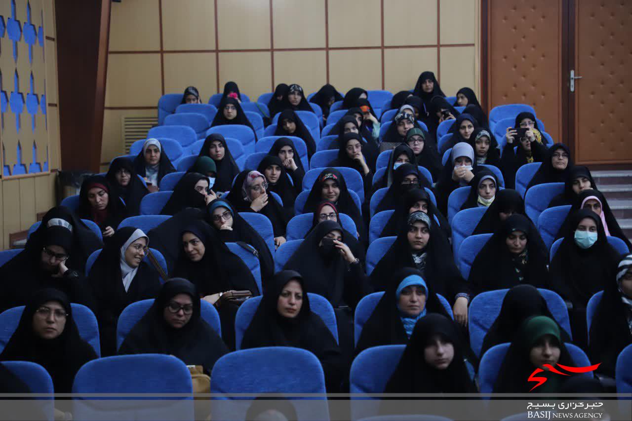 انتشار حقایق و واقعیت‌ها راه مقابله با سیاه نمایی دشمن در فضای مجازی است