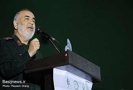 به دشمن می‌گوییم؛ با همین جوانانی که فریب شما را خورده‌اند به‌سراغ شما خواهیم آمد