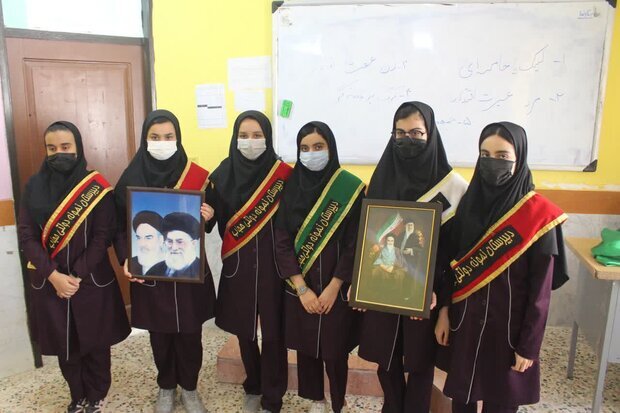 پویش «من فرزند انقلابم» در مدارس شهرستان دیر برگزار می‌شود