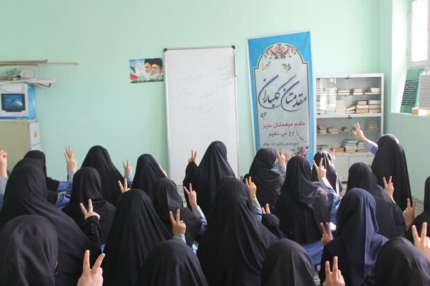 پویش «من فرزند انقلابم» در مدارس شهرستان دیر برگزار می‌شود