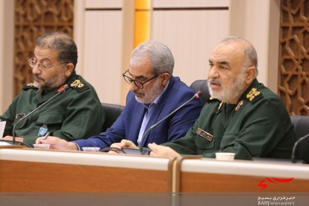 معلمان در قلب نبرد پیچیده دشمن ایستاده‌اند/ تلاش آمریکا جابجایی صحنه نبرد به مدارس و دانش آموزان است
