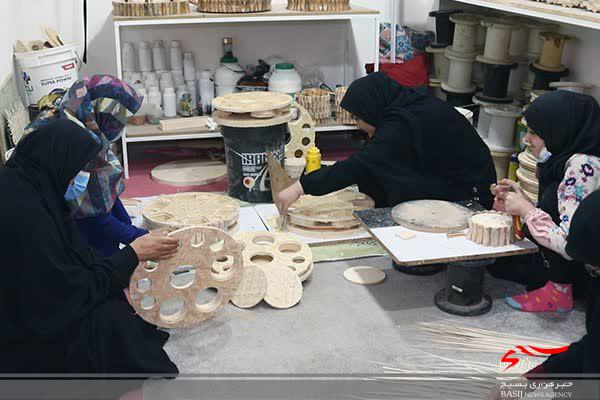 حمایت‌های بسیج سازندگی شهرستان دشتی با هدف کارآفرینی جوانان/ اشتغال‌آفرینی برای ۳۶ نفر توسط کارگاه تولید ظروف چوبی
