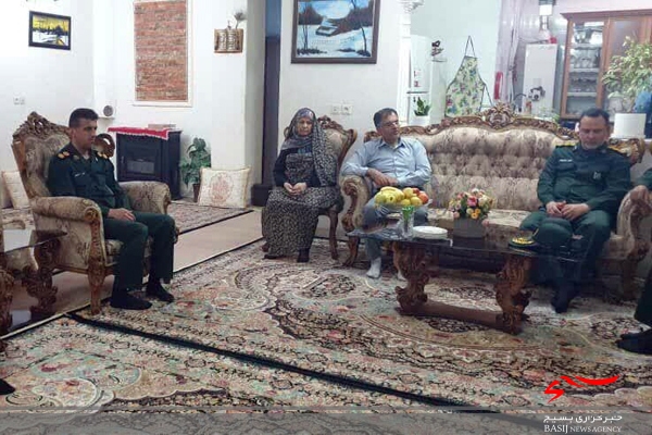 دیدار فرمانده سپاه استان بوشهر با دو خانواده شهید
