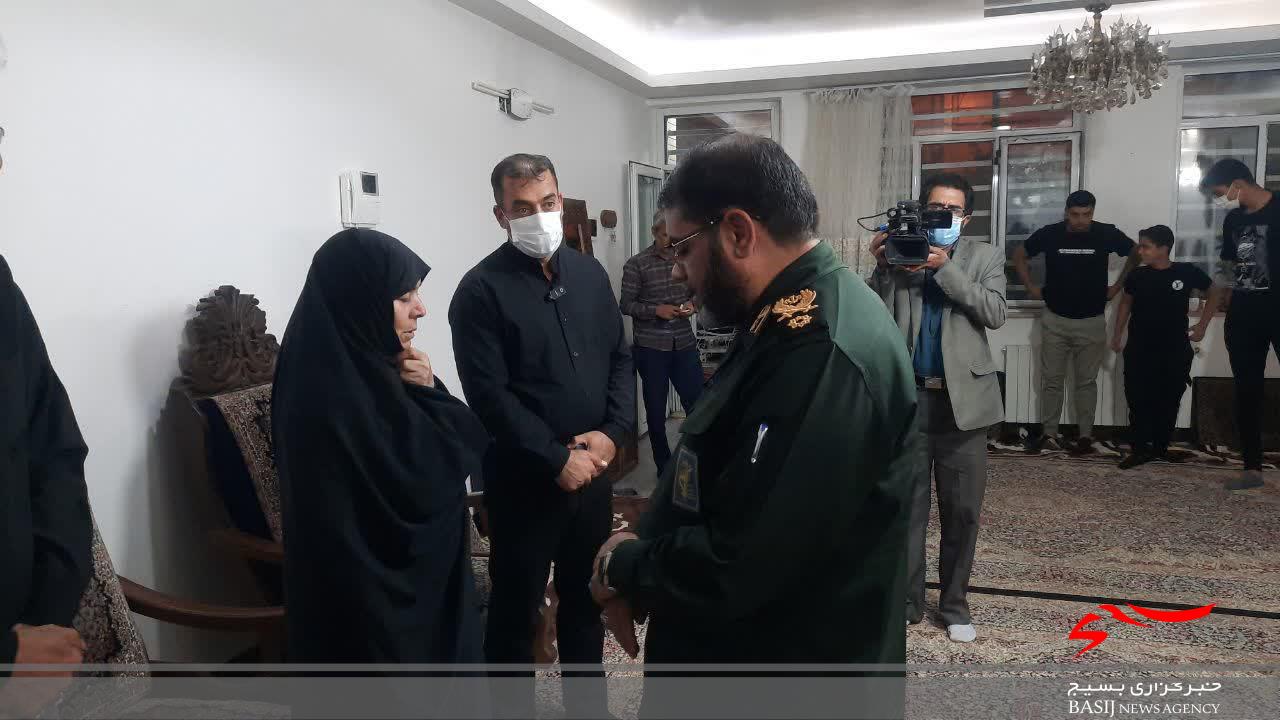 معاون هماهنگ کننده سازمان بسیج مستضعفین با خانواده شهید باسزه دیدار کرد