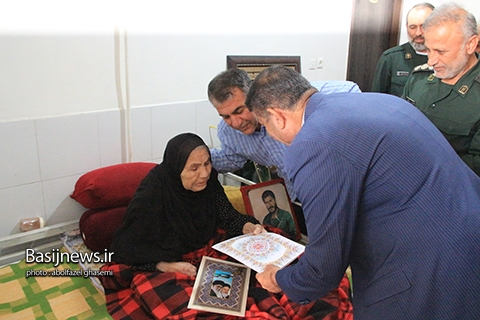 دیدار مسئولین شهرستان دشتستان با خانواده معظم شهیدان به مناسبت هفته دفاع مقدس