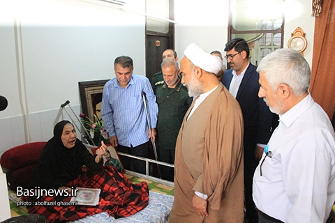دیدار مسئولین شهرستان دشتستان با خانواده معظم شهیدان به مناسبت هفته دفاع مقدس