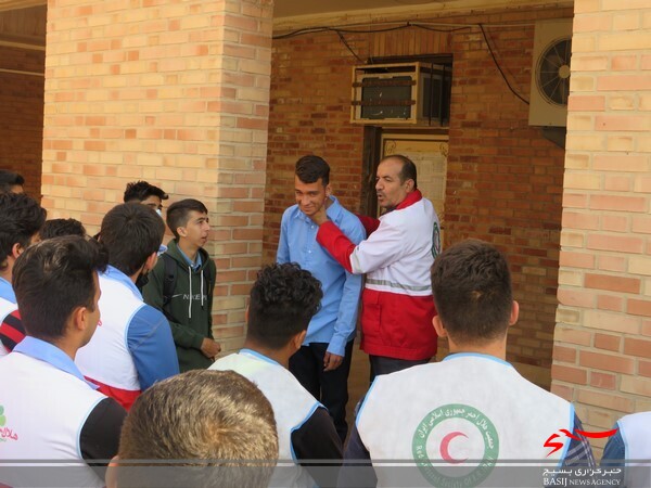 مانور زلزله در مدارس شهر دلوار برگزار شد مانور زلزله در مدارس شهر دلوار برگزار شد