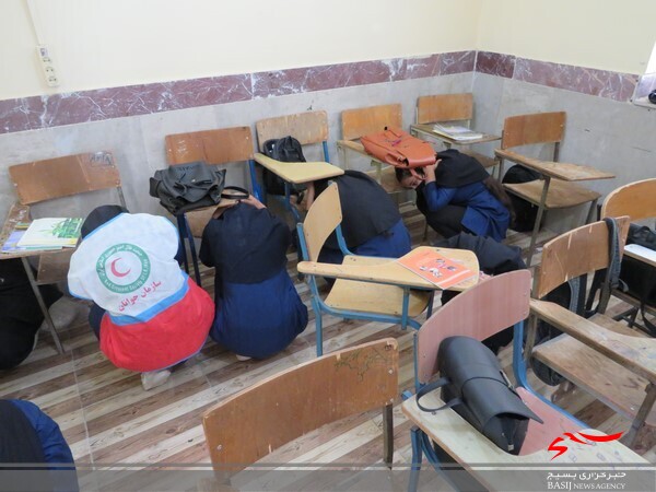مانور زلزله در مدارس شهر دلوار برگزار شد مانور زلزله در مدارس شهر دلوار برگزار شد