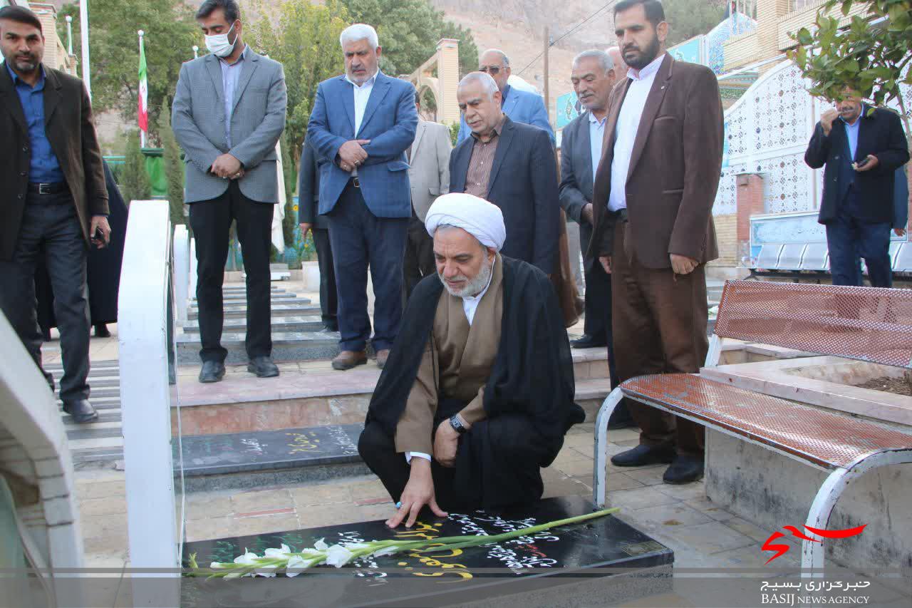 ادای احترام  به شهدا با حضور مدیر کل دادگستری کرمان