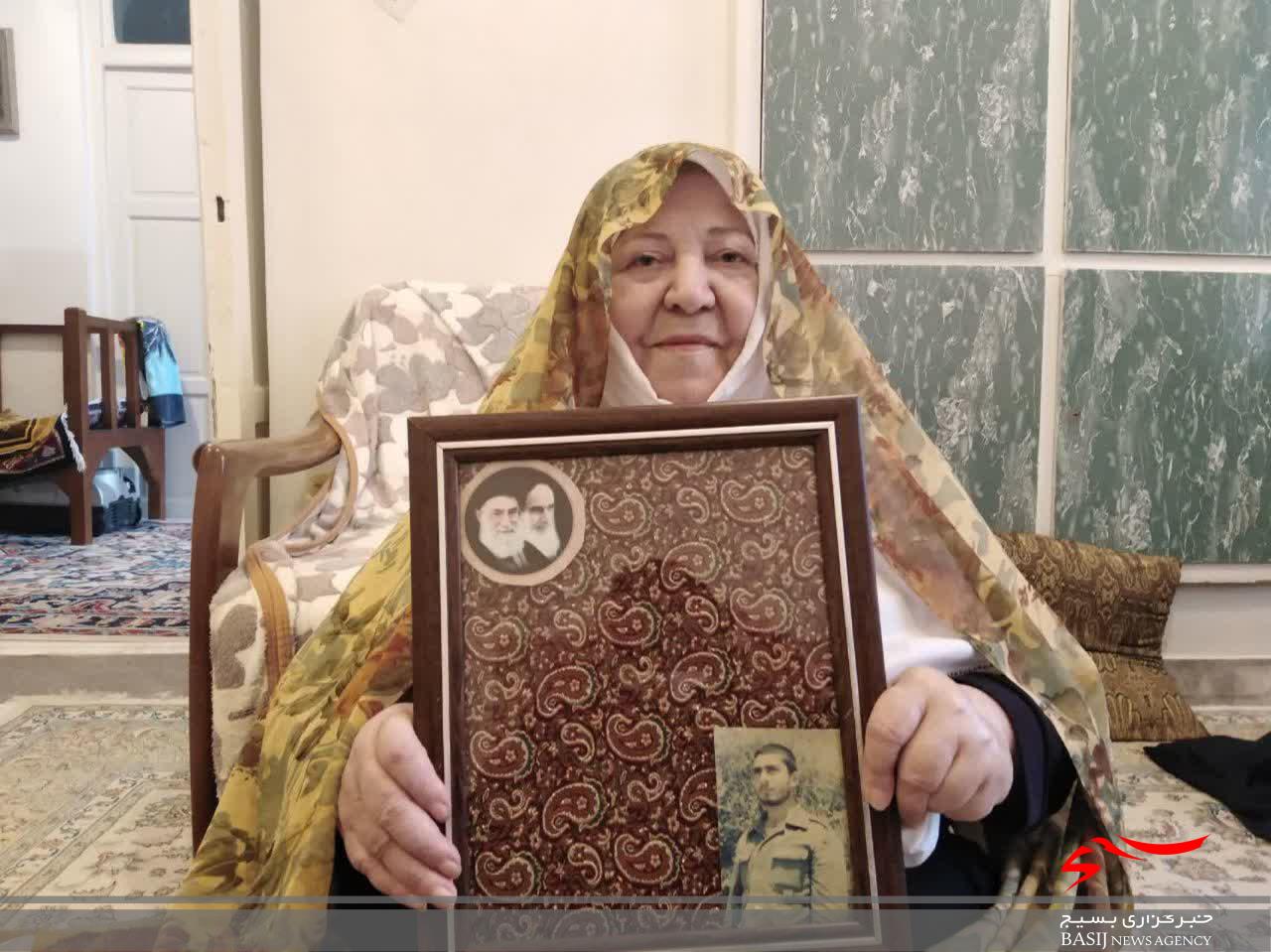 دانشجویان دانشگاه معارف با مادر شهید شاپوری دیدار کردند
