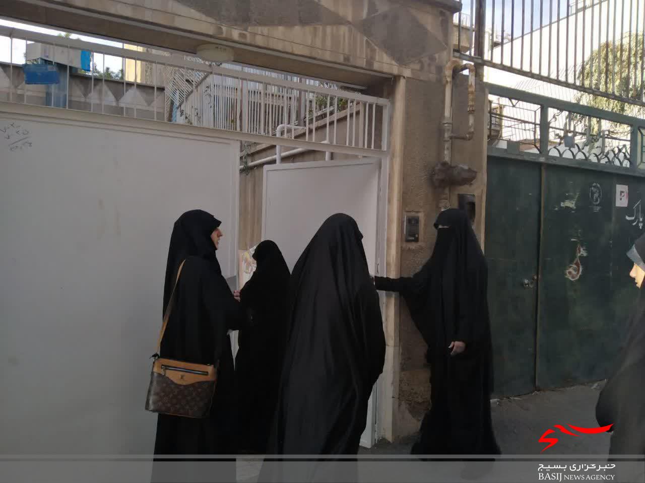 دانشجویان دانشگاه معارف با مادر شهید شاپوری دیدار کردند