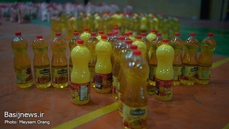 تهیه و توزیع 800 بسته کمک معیشتی و لوازم التحریر در بین افراد آبرومند