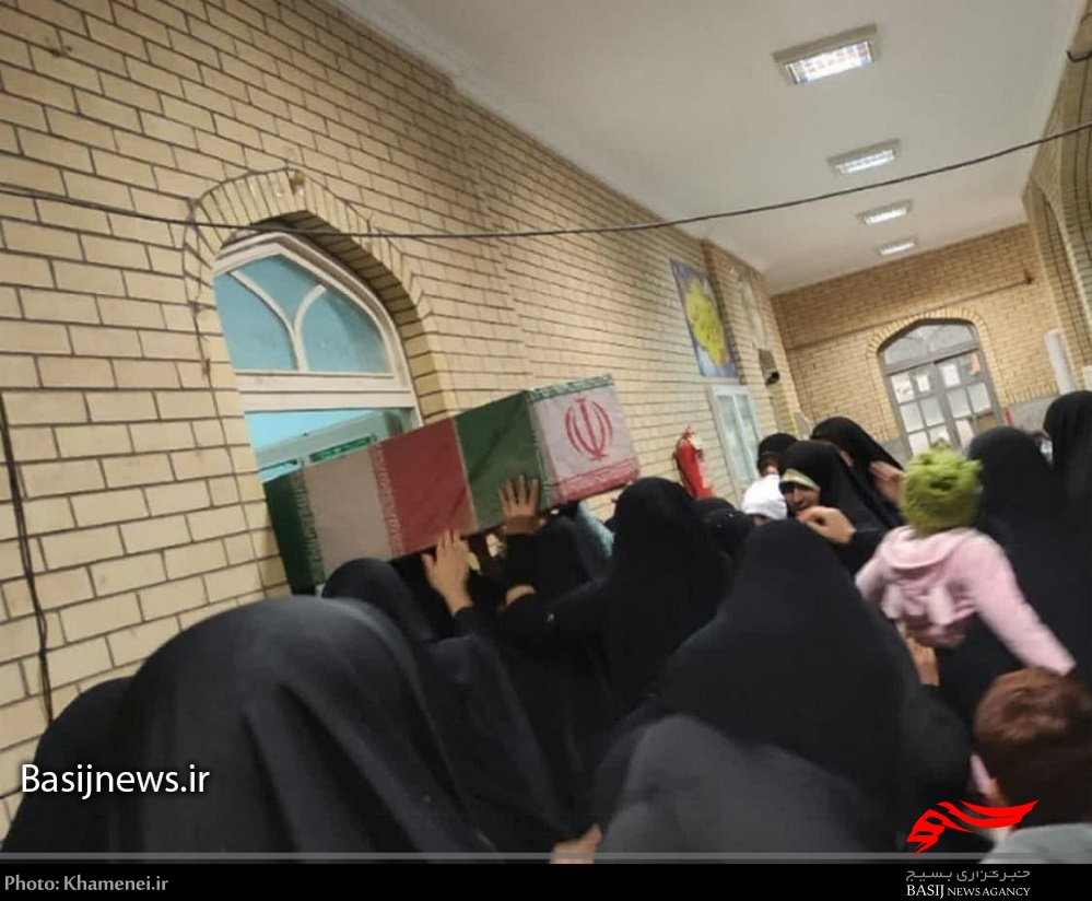 تشییع پیکر شهید گمنام بر دوش دهه هشتادیهای قم تشییع پیکر شهید گمنام بر دوش دهه هشتادیهای قم