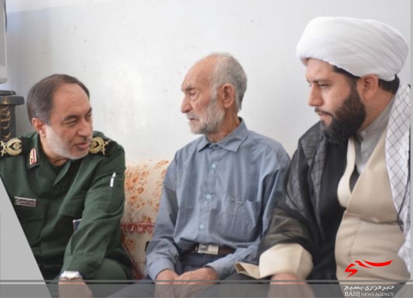 دیدار فرمانده سپاه انصارالرضا(ع) و حجت الاسلام نصیرایی با خانواده شهید اصیل در سرایان