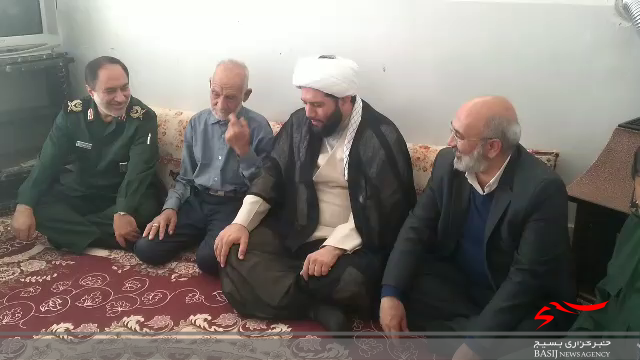 دیدار فرمانده سپاه انصارالرضا(ع) و حجت الاسلام نصیرایی با خانواده شهید اصیل در سرایان