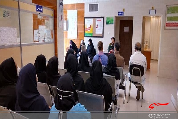 فرمانده سپاه ناحیه محمد رسول الله (ص) شیراز از کادر پزشکی و پرستاری مرکز بهداشت شهرک قصرقمشه تجلیل کرد +عکس