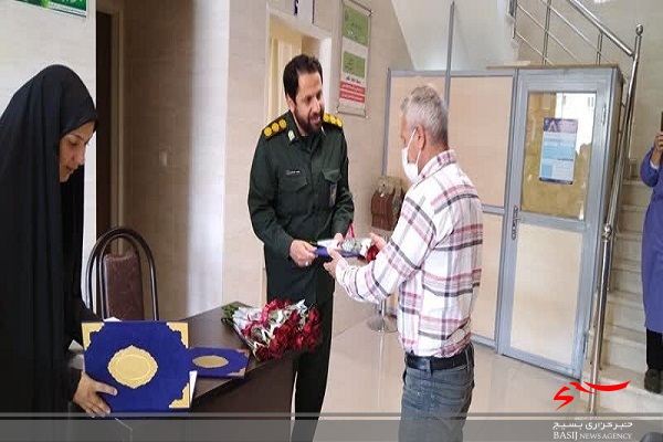 فرمانده سپاه ناحیه محمد رسول الله (ص) شیراز از کادر پزشکی و پرستاری مرکز بهداشت شهرک قصرقمشه تجلیل کرد +عکس