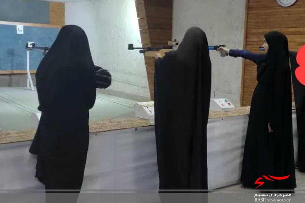 بسیجیان حوزه حضرت نرجس(س) در مسابقات تیراندازی هفته بسیج درخشیدند