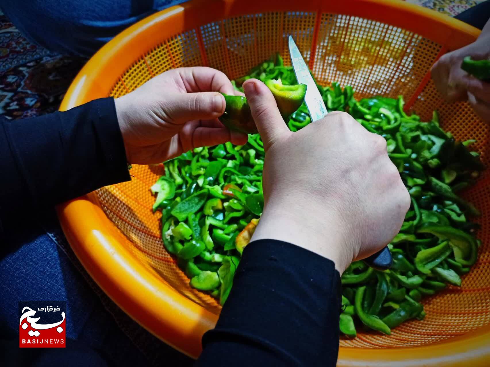 توزیع غذای افطاری بین نیازمندان حاشیه شهر در شب ٢٣ رمضان