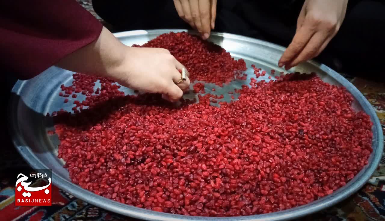 توزیع غذای افطاری بین نیازمندان حاشیه شهر در شب ٢٣ رمضان