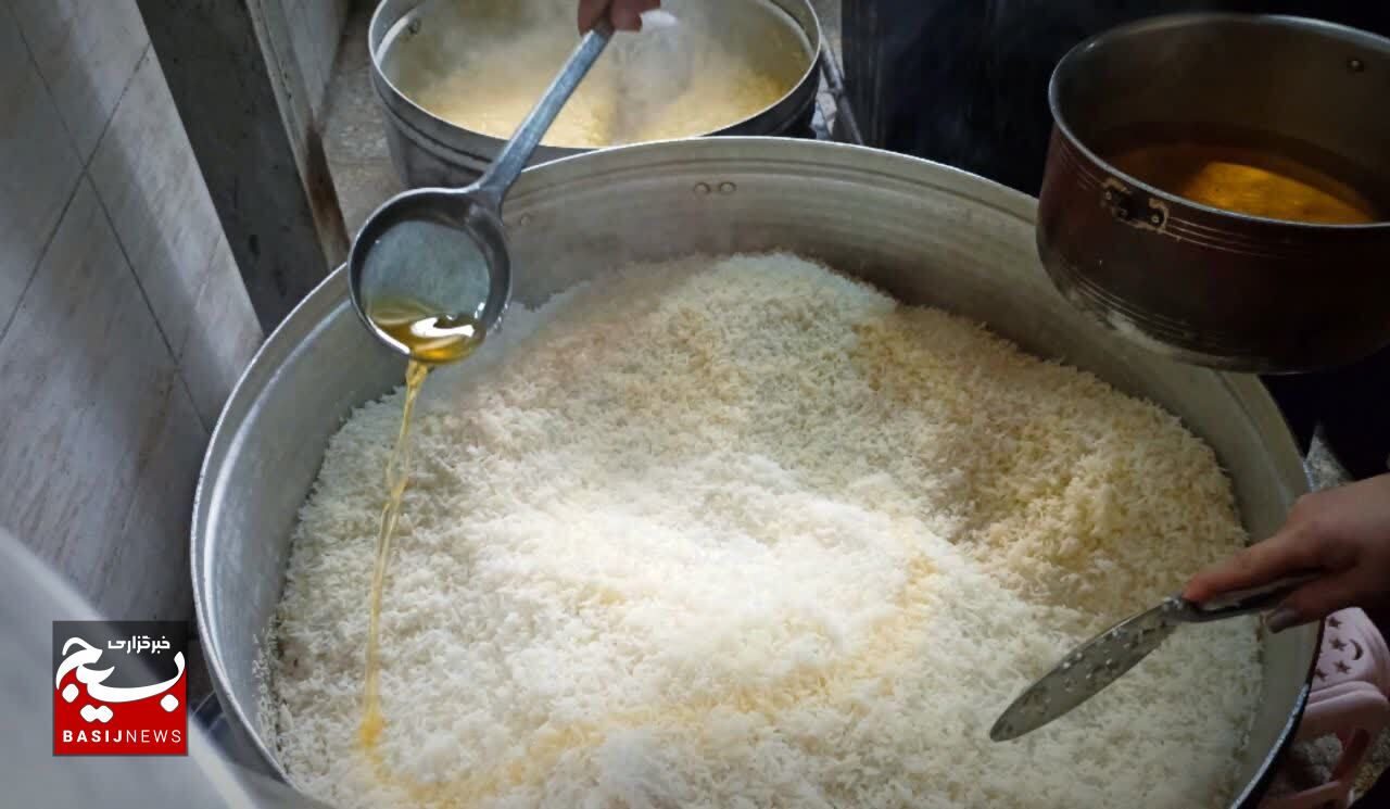 توزیع غذای افطاری بین نیازمندان حاشیه شهر در شب ٢٣ رمضان