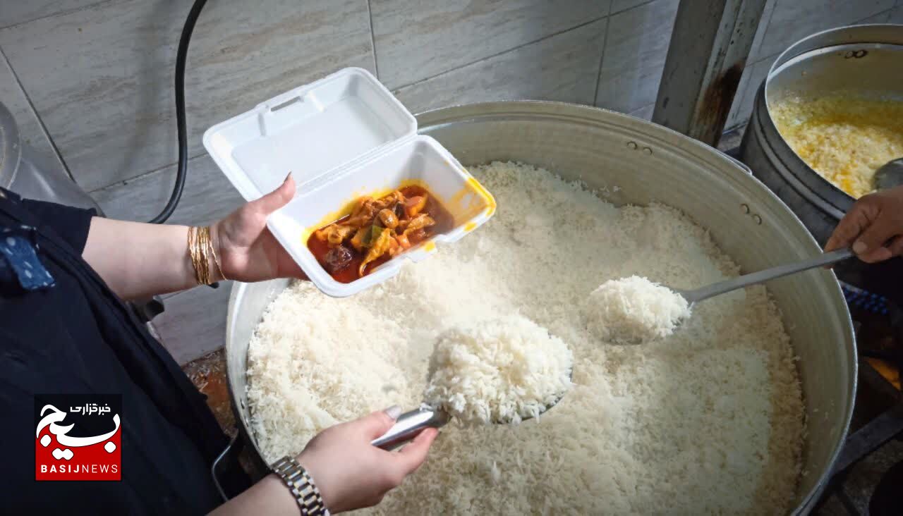 توزیع غذای افطاری بین نیازمندان حاشیه شهر در شب ٢٣ رمضان