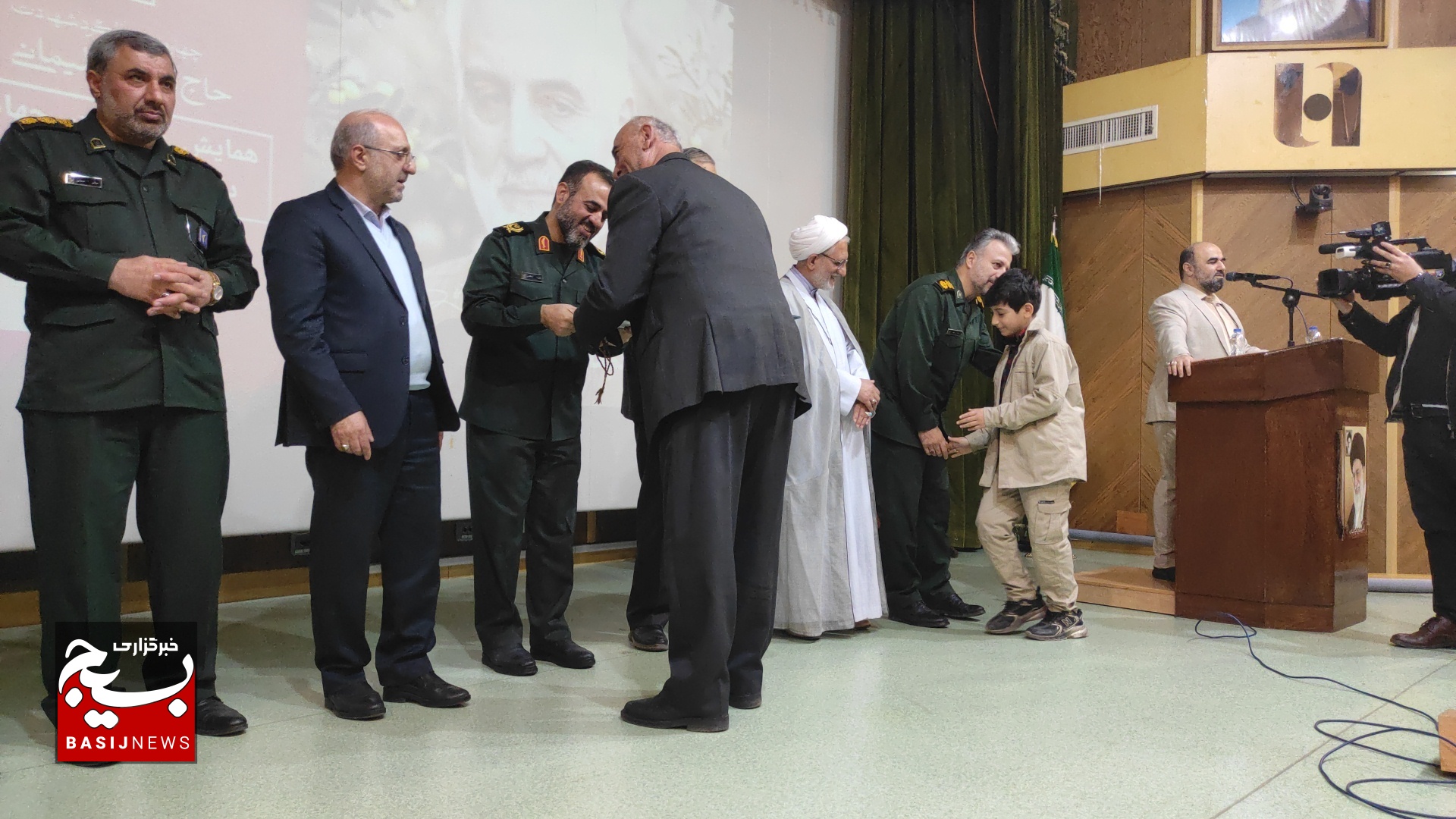 جامعه تشنه افرادی، چون سلیمانی است