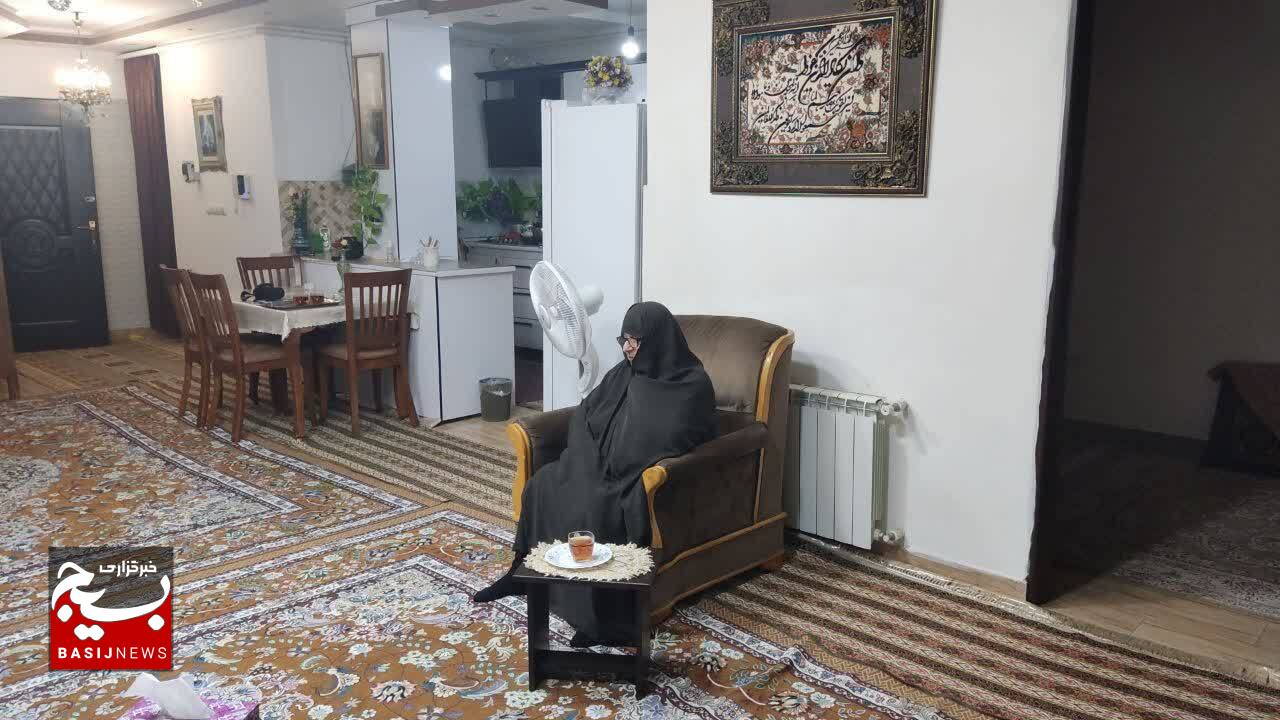 دیدار فرمانده سپاه قدس گیلان با خانواده شهید محمدحسین عطری در رشت