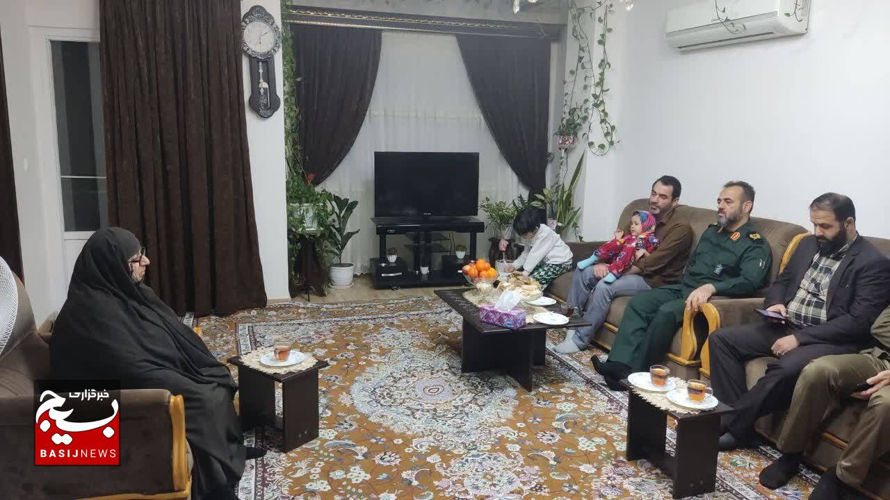 دیدار فرمانده سپاه قدس گیلان با خانواده شهید محمدحسین عطری در رشت