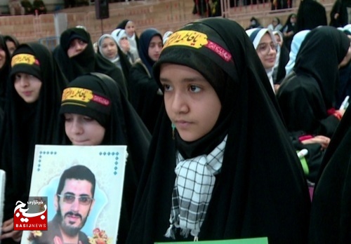 ادای احترام «دختران حاج قاسم» به ۲۳ شهید دانش آموز حادثه تروریستی کرمان در قم