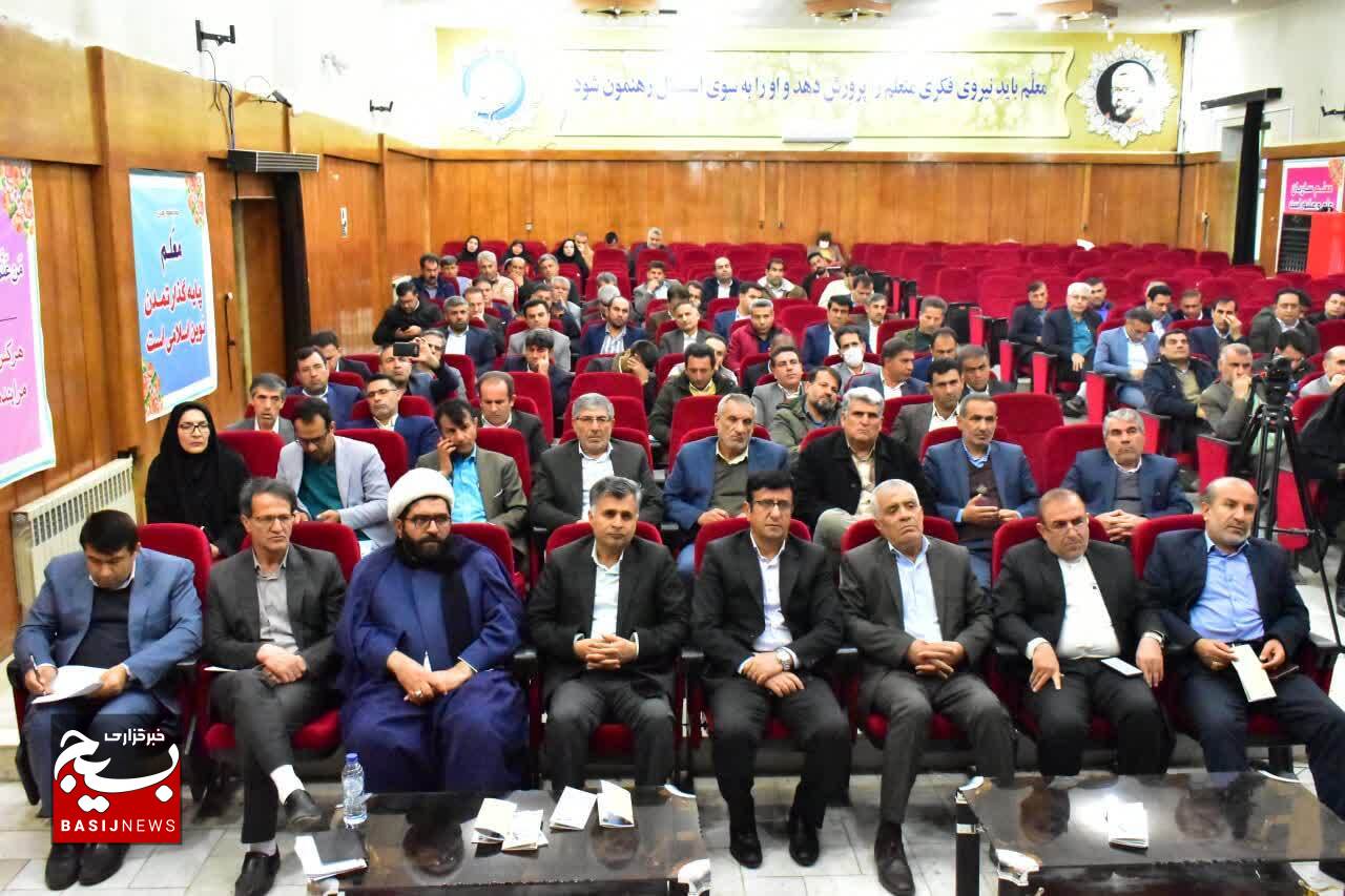 پیشکسوتان عرصه سوادآموزی در کهگیلویه و بویراحمد تجلیل شدند/ نرخ باسوادی در کهگیلویه و بویراحمد به ۹۷ درصد رسیده است