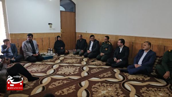 دیدار فرمانده ناحیه سپاه شهرستان عسلویه با خانواده شهدا