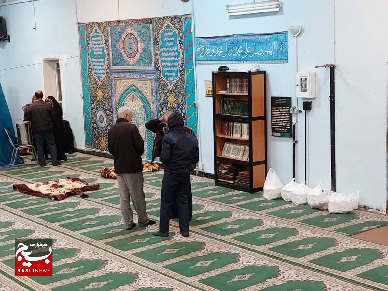 اسکان ۴۷ مسافر گرفتار در برف و کولاک اتوبوس گیلان توسط بسیج قوچان