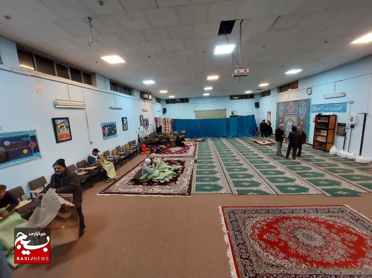 اسکان ۴۷ مسافر گرفتار در برف و کولاک اتوبوس گیلان توسط بسیج قوچان