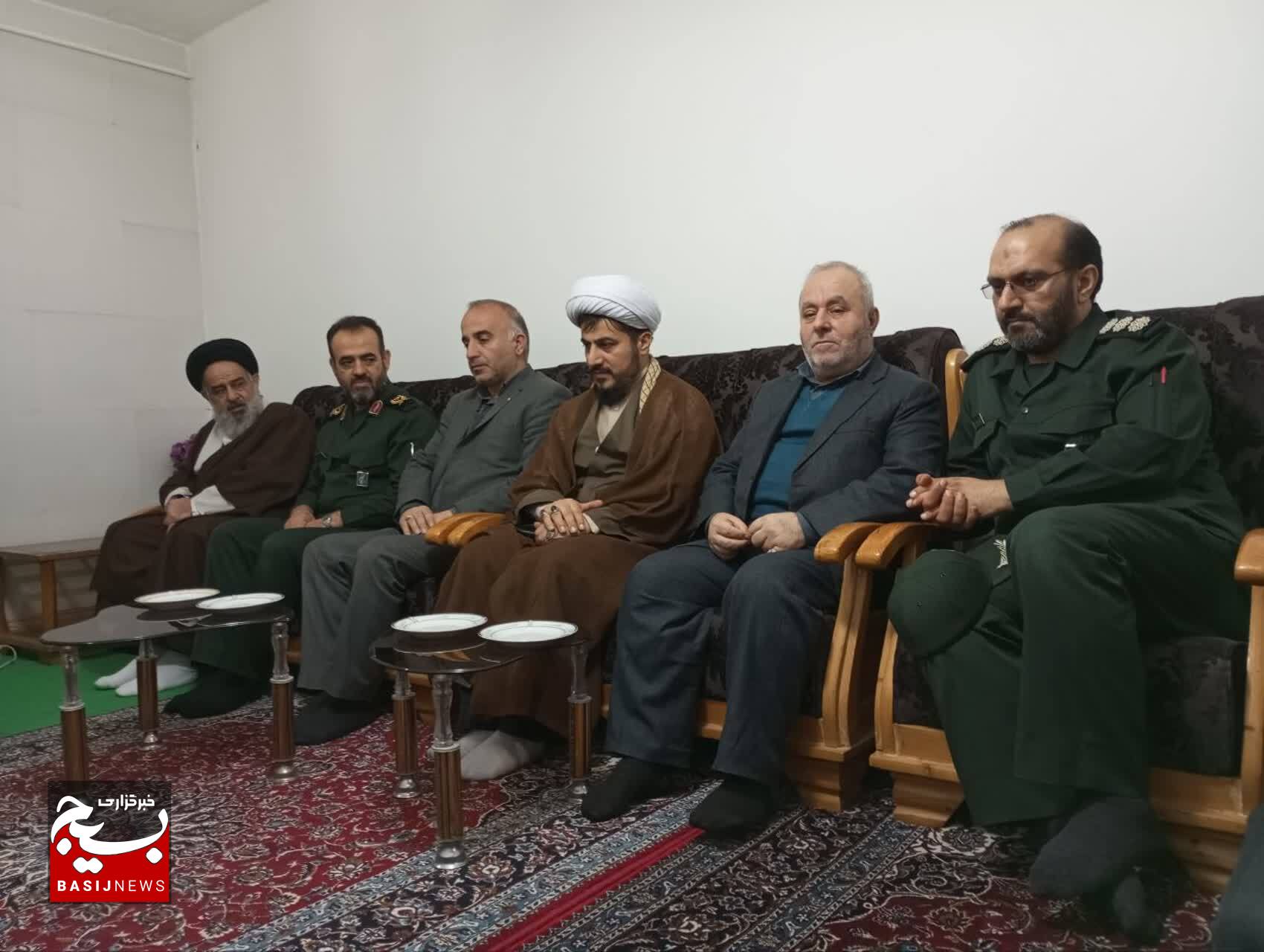 دیدار فرمانده سپاه قدس گیلان با خانواده شهید فردین کاظمی در رودبار