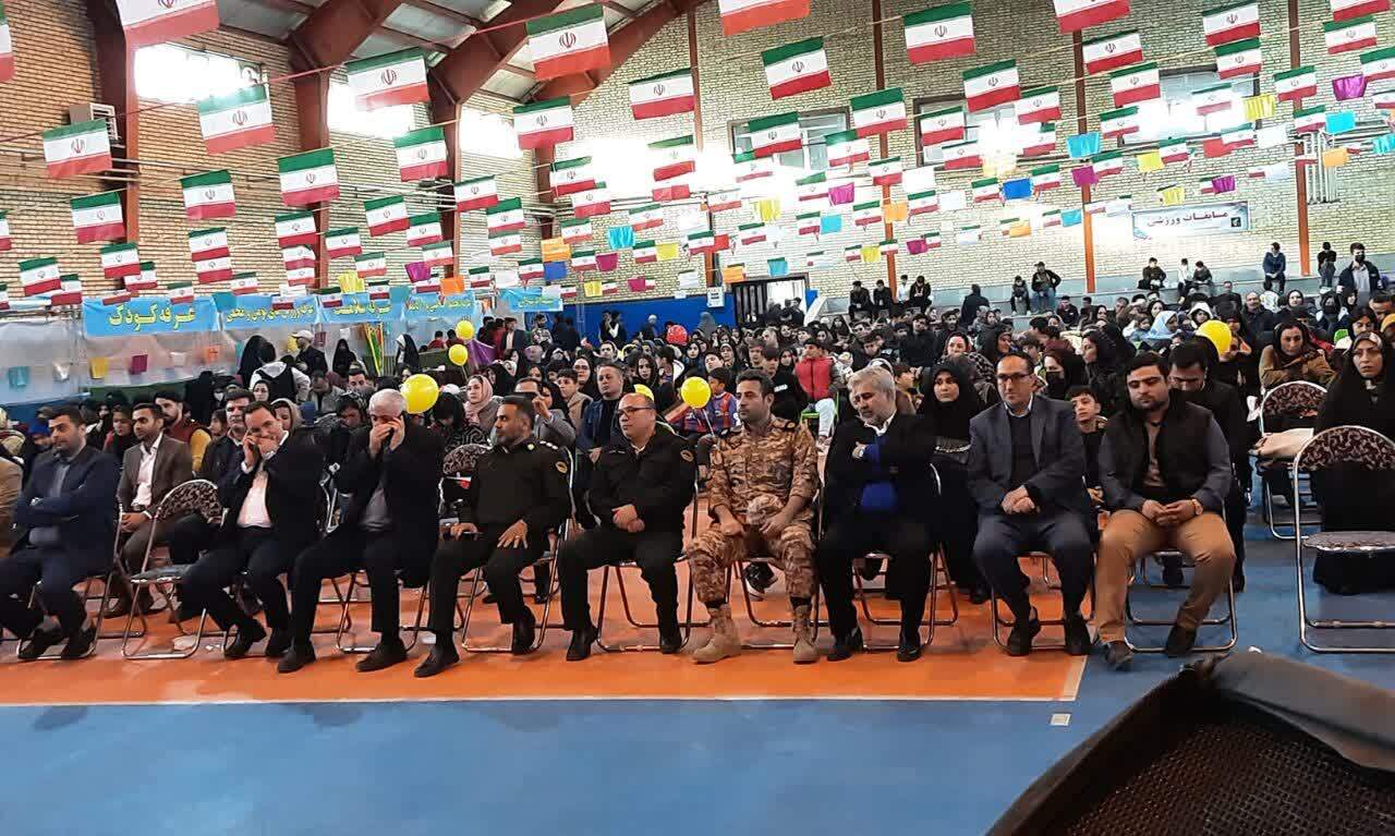 جشن انقلاب در سلطان آباد برگزار شد جشن انقلاب در سلطان آباد برگزار شد