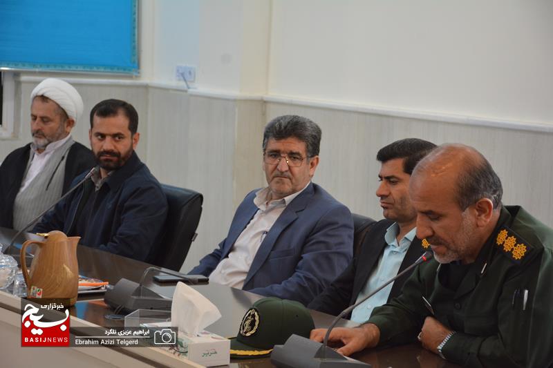 تجلیل مدیرکل تجلیل آموزش و پرورشی ها از فرمانده سپاه فتح به مناسبت روز پاسدار