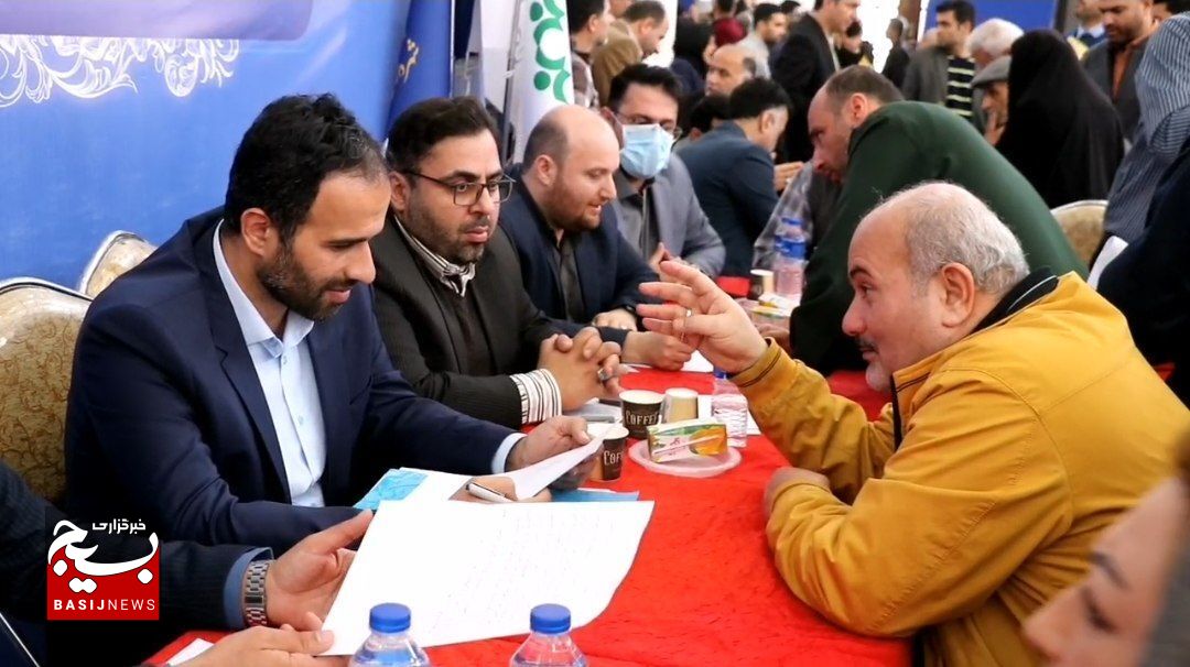 برگزاری میز خدمت جهادی در راستای ارتقای کارآمدی نظام اسلامی
