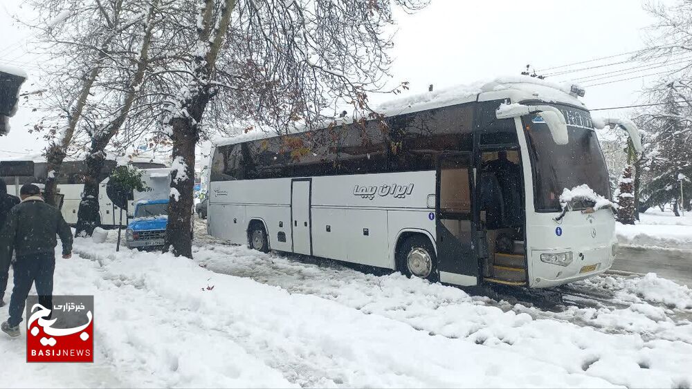 امدادرسانی به مسافران اتوبوس در راه مانده در سه راهی سرچم