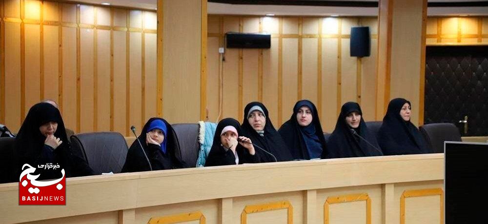 تجلیل  ازخانواده‌های شهدای مدافع حرم و امنیت